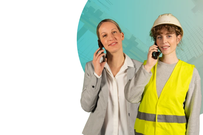 Vrouw in professionele kleding en vrouw in reflecterend vest en helm